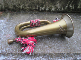 German HJ Hitler/ Youth bugle little damage on front badge. Duitse bazuin signaalhoorn Hitler/ Jugend met adelaar gedeeltelijk gedenazificeerd, maar nog duidelijk zichtbaar Hess Instrumenten.