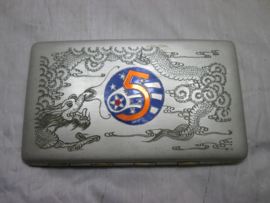 US-Air Force cigarette case 5th Bomber unit Pacific Air Force Yokota Air base Japan 1941. Amerikaanse luchtmacht sigaretten doos met 5th bomber embleem en draak. gestart in 1941.