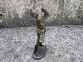 ELASTOLIN Belgium officer with binocular. Belgische officier met verrekijker goede staat.