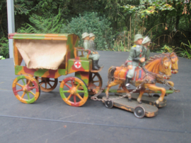 Tippco tin red cross ambulance with horses and German soldiers. blikken rode kruis huifkar met paarden en Duitse soldaten, zeer goede staat.