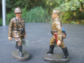 ELASTOLIN 2 Belgium soldiers carrying ammo boxes. 2 Belgische soldaten dragen munitiekisten,