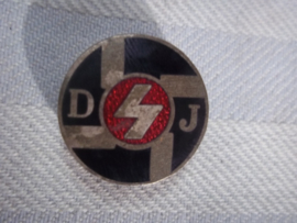 German badge Deutsches Jungvolk, buttonhole, with number on the back. Duitse speld DJ- Jungvolk mooi geemailleerd knoopsgat bevestiging met nummer. dit zie je minder dan de normale speld.