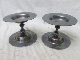 RAF pair of silver plated serving/ bonbon trays made by Gladwin Ltd. Sheffield, with RAF monogram with kings crown, as used in officers mess. verzilverde schaaltjes met RAF embleem WO2.