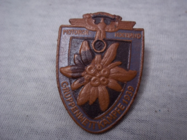German tinnie, rally badge, Duitse tinnie NSKK Motorgruppe Hochland- Gruppenwettkämpfe 1939, gemaakt van leer, Lederplastik Leipzig. apart