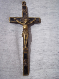 Draagbaar kruisbeeld, ebben hout, gedragen door priesters en aalmoezeniers rond 1850, 12cm zeer gedetailleerde korpus.