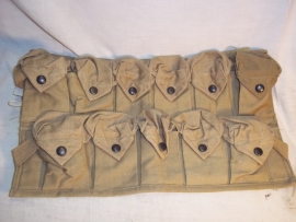 US grenate pouch dated 1918 mint condition. Amerikaans granaten vest uit 1918 mint staat. or Medical pouch, of medische tas voor noodverband.