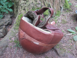 Japanese winter tank helmet made from leather, nicely marked complete with googles in pouch. Japanse winter leren tank helm gevoerd met bont, gemarkeerd zeer nette staat  compleet met bril in tasje.