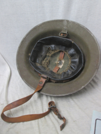 US M1917 Doughboy helmet with liner, leather chinstrap is broken. Amerikaanse Brodie helm naar Engels model zandgeverfd.