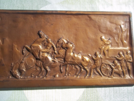 Gebronsd metalen plateau 45 bij 17 cm. Duitse WO1 soldaten in een hinderlaag door Serven of partizanen, zeer indrukwekkende afbeelding, decoratief, 1.6 kilogram. gesigneerd  Jos van Limburg Fec.
