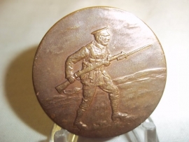 British badge 1934 with soldier. Engelse penning met Engelse soldaat uit 1934.