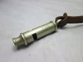British army whistle with leather string. Engels leger fluitje J. Hudson & co - Birmingham 1941 met oorlogspijl wararrow.