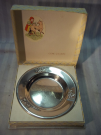 Silver plated childrens plate in box. Kinderbordje in doos, verzilverd, met sprookjes afbeeldingen ROODKAPJE, gero zilver.