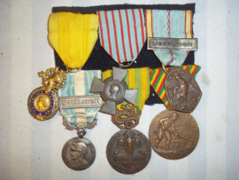 French medal bar Foreign Legion, Franse medaille balk Croix du Combattant, liberation medal, Medaille Coloniale Extreme Orient, Medaille Indo-chine, medaille territoire du Cameroun. TOP