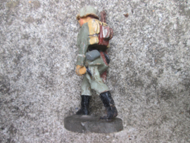 ELASTOLIN German soldier marching, Duitse soldaat bespeeld.