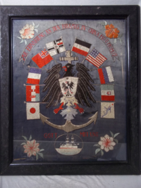 Duitse herinneringsplaat China. ALS ERINNERUNG AN DEN FELDZUG IN CHINA 1900 1901 1902 --  GOTT MIT UNS. afgebeeld Keizerlijke Marine adelaar met boot en vlaggen zilverdraad en chinees zijden TOP. 65x75 cm.