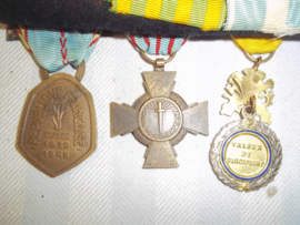 French medal bar Foreign Legion, Franse medaille balk Croix du Combattant, liberation medal, Medaille Coloniale Extreme Orient, Medaille Indo-chine, medaille territoire du Cameroun. TOP