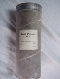 5 verschillende blikjes en navulbus met FOOT POWDER. 1940 leuke aparte set.