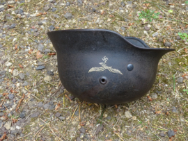 German helmet pattern 1940 with one Luftwaffe decal. Duitse helm M-40 maat Q-64 met mooie heldere Luftwaffe decal, binnenwerk in gedragen staat, riem gedateerd 1938 leuke helm zo gevonden.