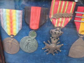 Belgium medals framed. 5 belgische medailles in lijstOorlogskruis met palm, Overwinningsmedaille, Ijser medaille, herinneringsmedaille 1914/1918 Luikse medaille,