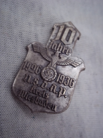 German tinnie, rally badge, Duitse tinnie 10 Jahre 1926-1936 NSDAP Kreis Wiesbaden. met hersteller.