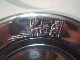 Silver plated childrens plate in box. Kinderbordje in doos, verzilverd, met sprookjes afbeeldingen ROODKAPJE, gero zilver.