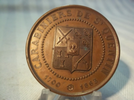 French table- medal 1700- 1863 CARABINIERS DE St. QUENTIN. Franse bronzen penning carabiniers brons.