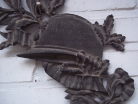 Bronzen grafmonument met inscriptie