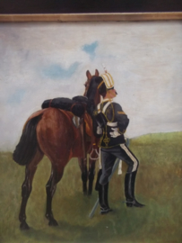 Painting on wood English husar with horse signed. Schilderij 35,5 bij 30,5 cm met lijst 45 bij 40 cm. gesigneerd M.W.S. Topps- 1906 olieverf op hout, zeer gedetailleerd, goede staat. gebruikssporen.