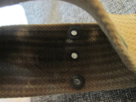 US- Army M1912 cavalery pistolbelt, very rare with sword holder. De wat zeldzamere variant van de pistolbelt is de cavalerie uitvoering M1912 nette staat. De riem is gedateerd 1916. met makers stempel. moeilijk leesbaar. met sabeldrager.