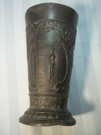 Tinnen beker, met militaire afbeeldingen van het Pruisische leger, leuk gemarkeerd met de maker. Pewter cup with military images.