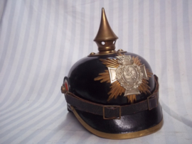 Duitse pickelhaube manschap- onderofficier SACHSEN met Reservistenkruis. in een werkelijke MINT staat.