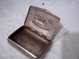Militaire tabaksdoos met afbeelding van Oostenrijks Hongaars kanon. gemotoriseerd kanon  österr. - Ung. 30,5 c/m Motor Mörser.  zeer apart.