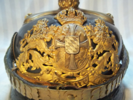 Pickelhaube reserve officier Bayern, zeer goede staat, vuurverguld, oud model helmembleem, kruisblad en hoge spits.