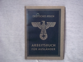 German labour book for foreighn workers. Arbeitsbuch für Ausländer, deze moest werken bij de Duitse Spoorwegen - Deutsche Reichsbahn. mooi gestempeld. in nette staat.