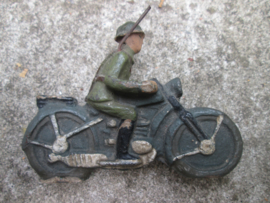 Unmarked soldier on motor. Soldaat op motor merkloos.