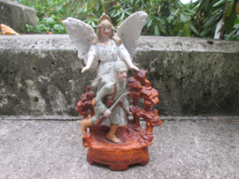 Patriotic statue soldier and angel made of chine porseleinen beeld Duitse soldaat met engel, kleine beschadiging bij de kolf, niet hinderlijk kleurrijk stuk.