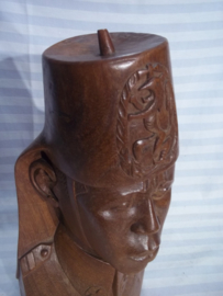 Wooden statue of a colonial soldier from the belgium army in Belgium Congo. Houten beeld van een ABBL soldaat, met fez en nationaal embleem Belgisch leger in de Congo, 40 cm zeer zeldzaam.