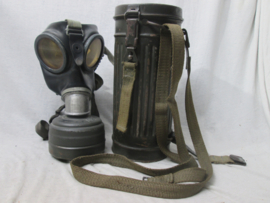 German gasmask M-38. Duits gasmasker in bus vrijwel compleet met mooi gemarkeerd gasmasker perfekte bus in originele kleur met draagriemen.