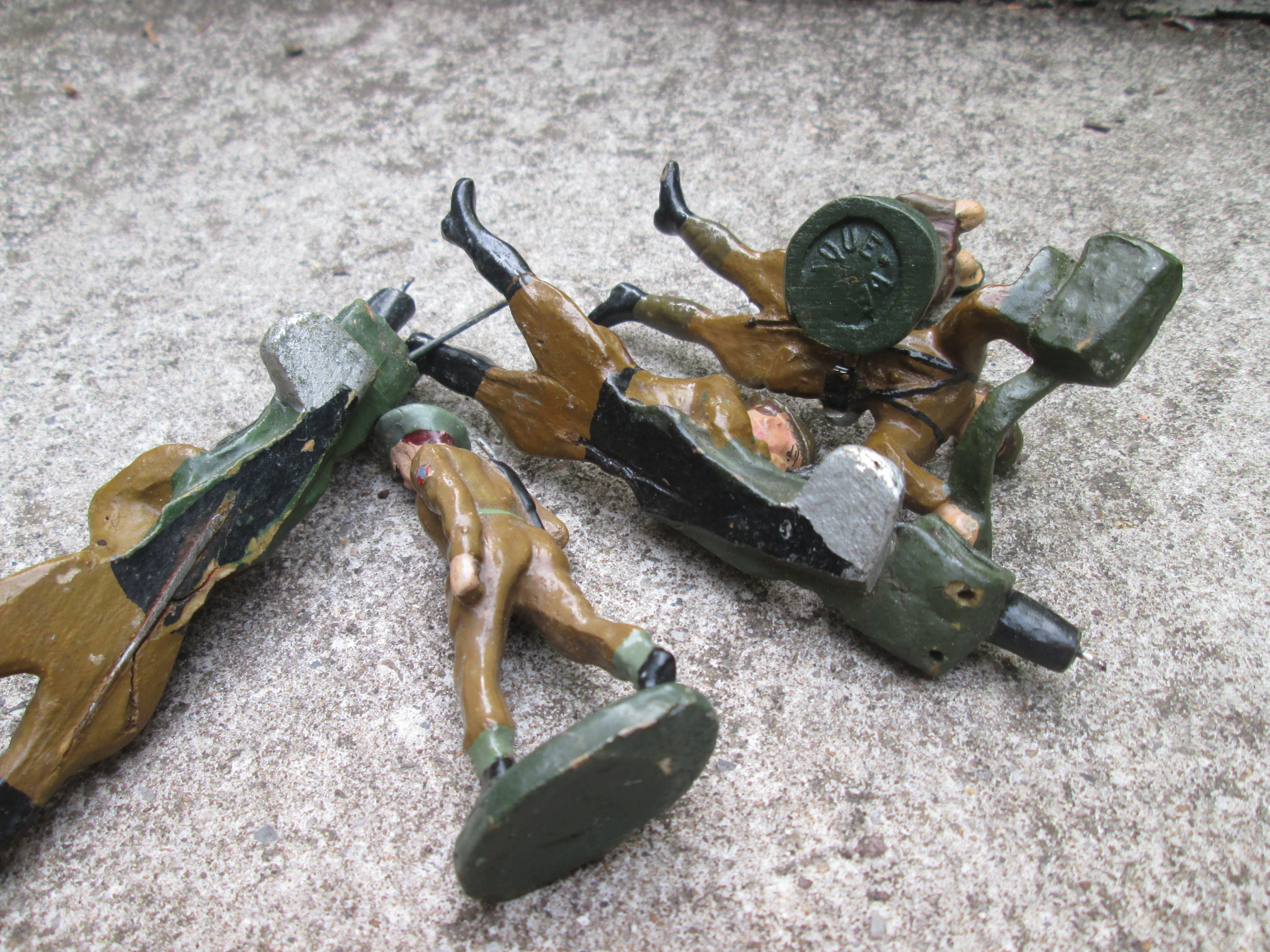 Set of 5 Belgium made toy soldiers Belgium army. 5 stuks Belgische soldaten FB,MB,NB. 3 Ardense jagers met groene typische baret en 1 compleet mitrailleur groep met helm, zeer goede staat.