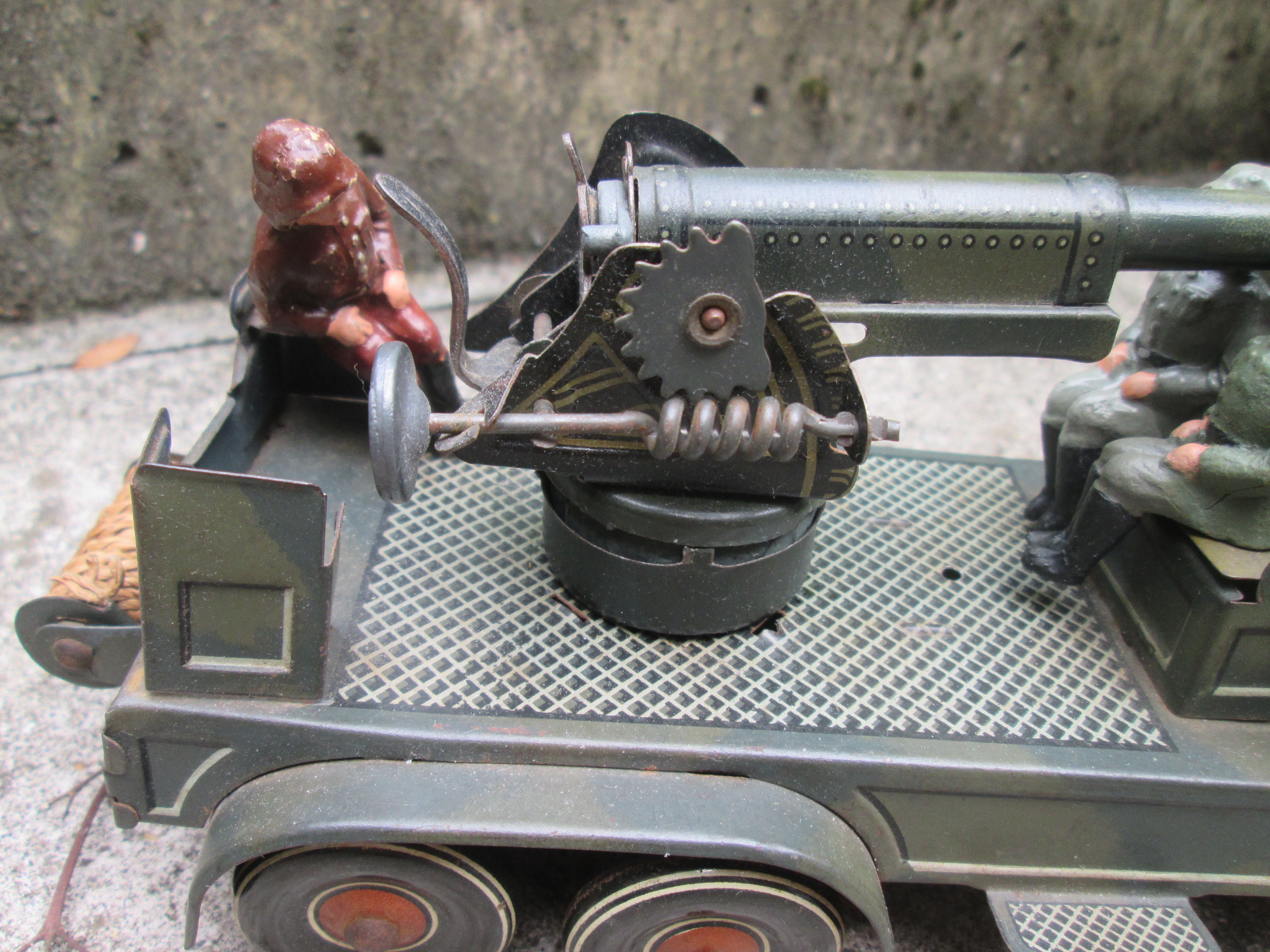 German tin toy with canon. Duitse tippco blikken speelgoed wagen met kanon