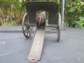 Tin play gun. Blikken speelgoed kanon merk DEMA, werkend.