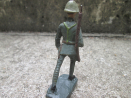 DURSO Dutch soldier, Nederlandse soldaat met geweer marcherend.