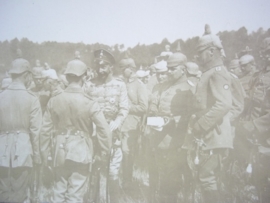 Photograph with the German Crownprins. Foto met de Duitse kroon prins die medailles uitdeelt.