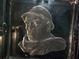 Ashtray glas with French soldier. glazen asbak, met daarin geslepen een Franse soldaat LEGIONAIR, met helm en woestijn mantel burnous