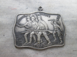 Austrian sporting medal 1915. Oostenrijkse sport medaille. Italie, die het bondgenoodschap verliet hier afgebeeld met een dolk stekend in de rug van de drie andere landen, zeldzaam stuk BUNDESTREUE - 1915.