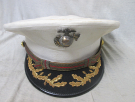 USMC officers white dress visor cap, with nice embroidered pattern on visor. The Berkshire named to major Melvyn Herbert Kerr. United States Marines officiers pet met opgelegd pet embleem.