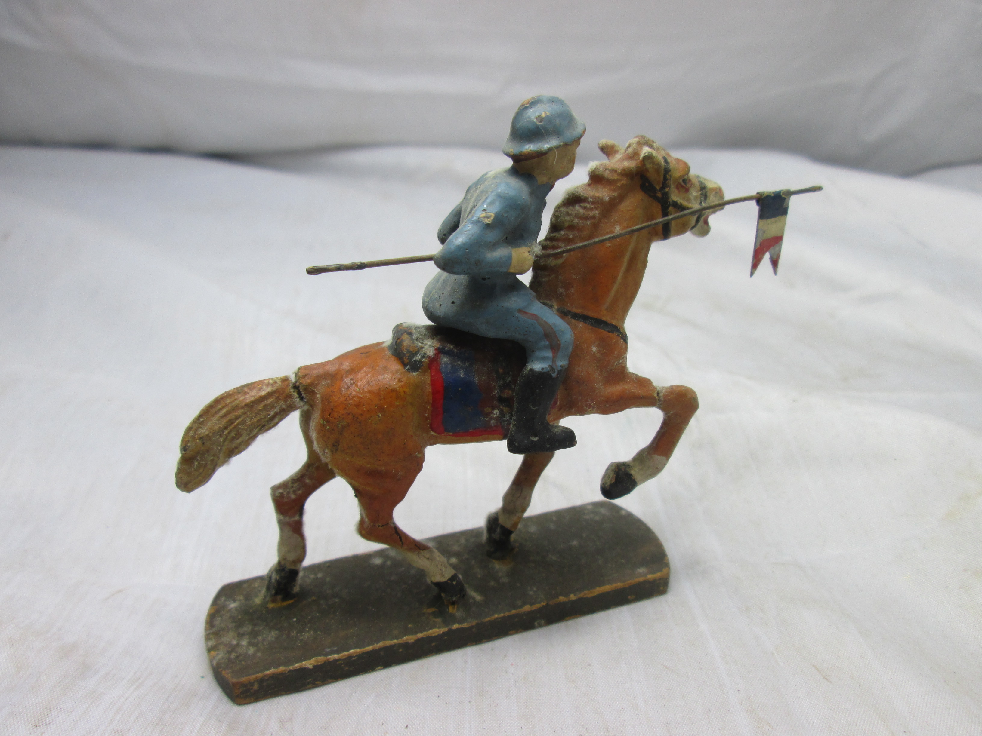 French soldier on his horse WW1. WO1 Franse soldaat met lans op paard oud model