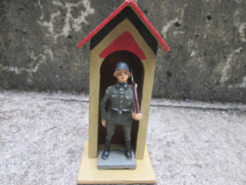 DURSO German soldier on guard. Duitse wachtpost met wachthuisje, Uniform Duitse soldaat zeer gedetailleerd, TOP staat leuke set.