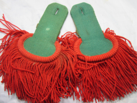 French epaulets Foereign Legion. Franse seremoniele epauletten van het Vreemdelingen legioen Legion Etrangere. met gelijk etiket.