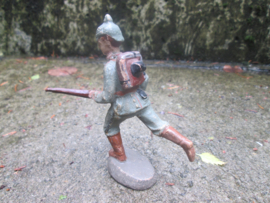ELASTOLIN 10 cm. German soldier with spike helmet attacking. Duitse soldaat met pickelhaube in de aanval goede staat antiek speelgoed.
